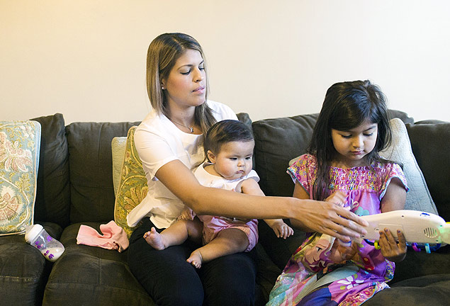 Gretty Amaya, que vendeu leite  Prolacta, com as filhas Alexis (beb) e Adriana, em Miami