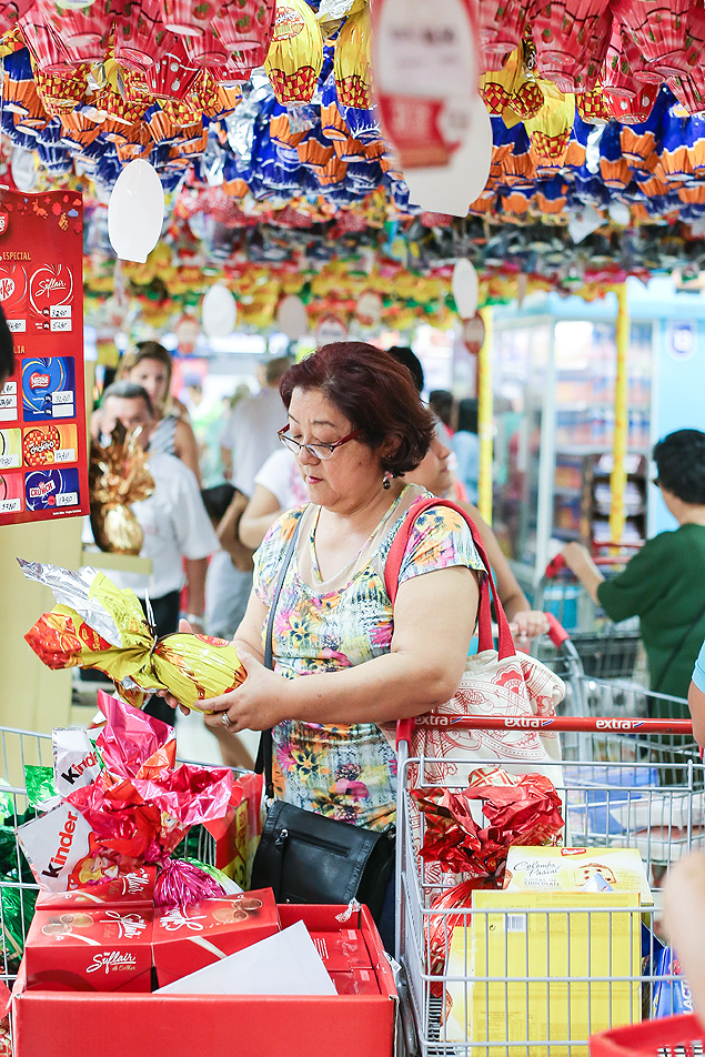 Consumidores compram ovos de Pscoa em supermercado da Bela Vista, no centro de So Paulo, em abril