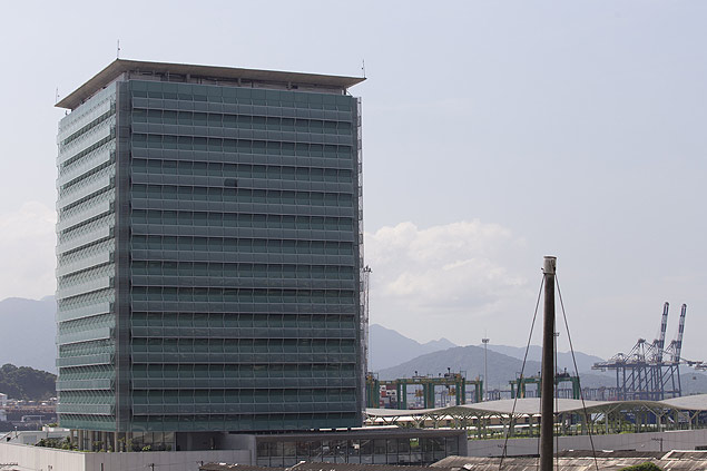 Torre comercial erguida no Valongo, em Santos