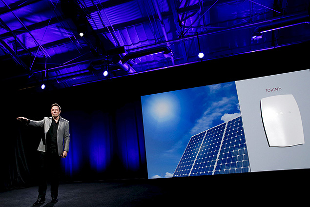 O CEO da Tesla, Elon Musk, apresenta a bateria domstica Powerwall, que ser fabricada pela montadora de carros eltricos