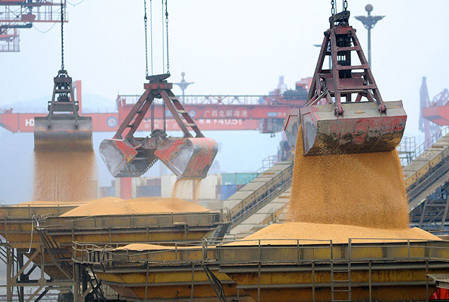 Farelo de soja  descarregado de um navio no Porto na China