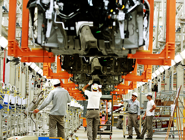 Linha de montagem da fbrica da Nissan, em Resende (RJ). 