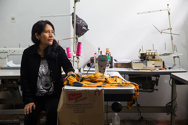 A boliviana Cynthia Momani, dona de uma oficina de costura, passou por capacitação em negócios