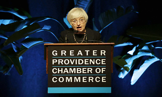 A presidente do Fed, Janet Yellen, discursa em evento em Rhode Island; ela espera que juros dos EUA subam neste ano