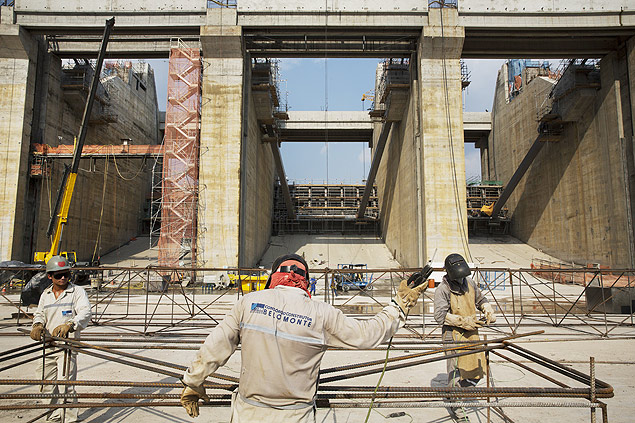 Operrio trabalha na construo de barragem da hidreltrica de Belo Monte