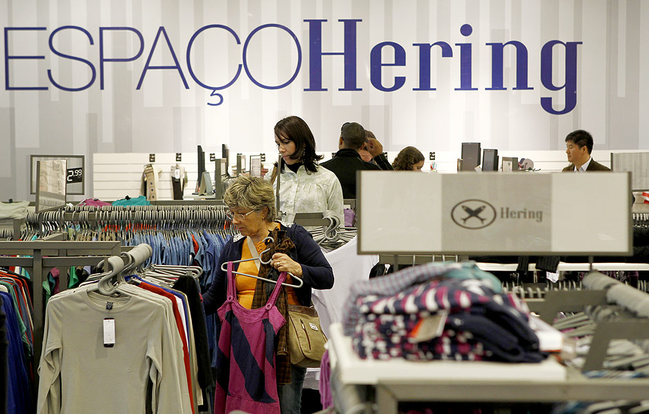 Clientes buscando novidades em loja da Hering no Shopping Outlet Premium
