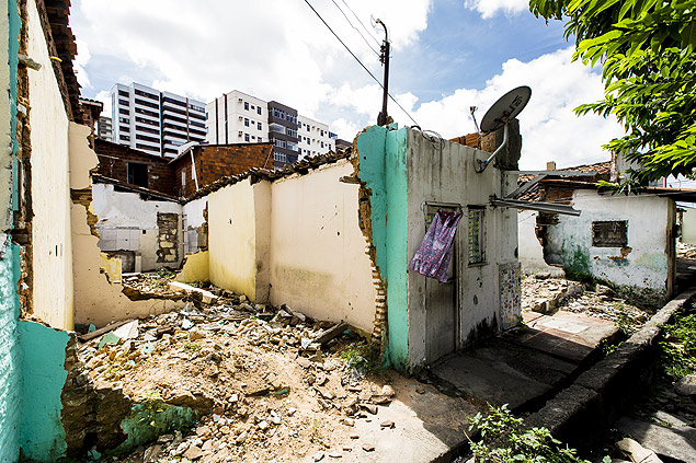 Obras paralizadas y casas a medio a demoler en Fortaleza