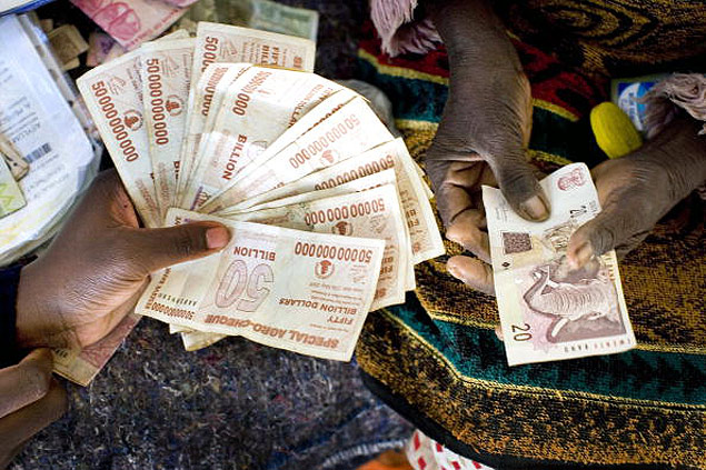 Notas de 50 bilhes de dlares zimbabuenses, moeda que ser abandonada pelo pas