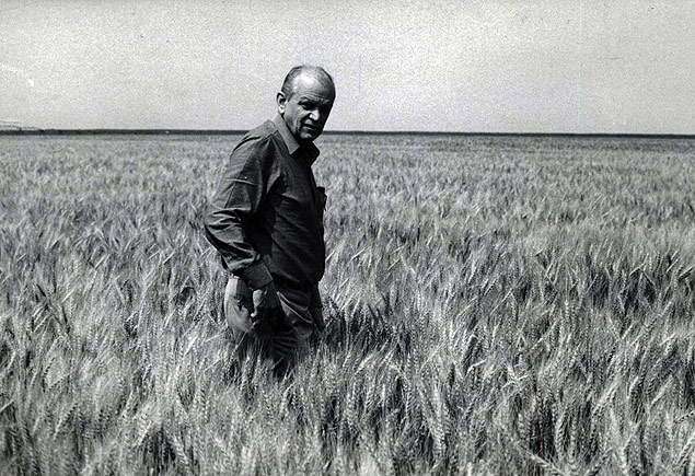 Olacyr de Moraes em plantao de trigo em Bela Vista (MS), em 1985; 'rei da soja' deu lugar a gesto profissional