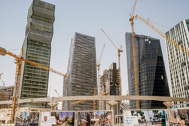  Construction of the King Abdullah Financial District in Riyadh, Saudi Arabia, May 5, 2015. Saudi Arabia has switched focus from the price of crude oil in the global markets to delivering fuel to its growing economy. (Tomas Munita/The New York Times) - XNYT40 