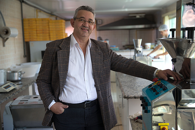 Joo Calixto, 52, na sua empresa em Guarulhos