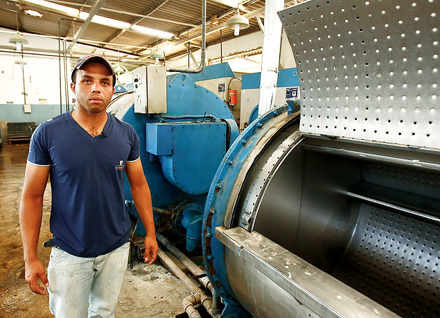 Carlos Jos da Conceio,funcionrio da lavanderia Mamute, que sofre com a seca em Toritama (PE)