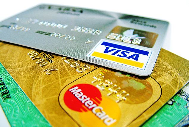 Bancos endurecem e fica mais difícil ter desconto em anuidade do cartão de crédito