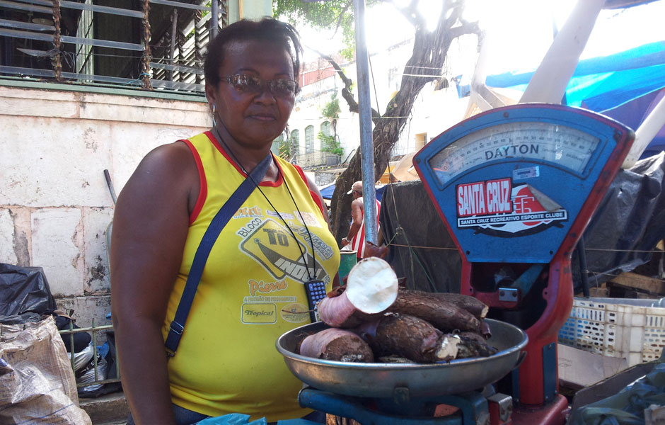 Judite Nogueira, feirante, vende mandioca em Recife