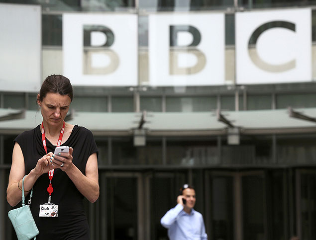 Sede da BBC, em Londres; rede  financiada por uma taxa anual de  145,50 (equivalente a R$ 708) imposta a todos os domiclios que recebem TV aberta