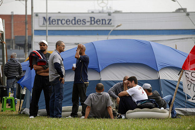 Metalrgicos demitidos acampam em frente a fbrica da Mercedes Benz, em So Bernardo do Campo 