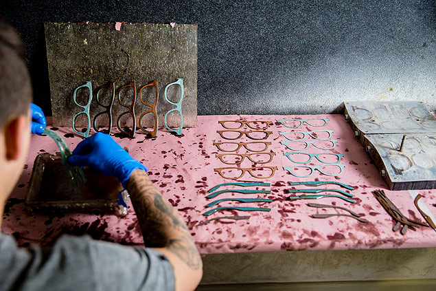 Funcionário produz óculos de madeira na fábrica da marca Leaf, em São Paulo