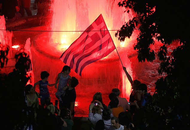 Gregos comemoram resultado do plebiscito, em Atenas