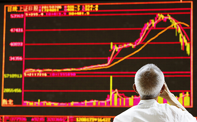 A man watches a board showing the graphs of stock prices at a brokerage office in Beijing, China, July 6, 2015. Chinese stocks rose on Monday after Beijing unleashed an unprecedented series of support measures over the weekend to stave off the prospect of a full-blown crash that was threatening to destabilise the world's second-biggest economy. REUTERS/Kim Kyung-Hoon ORG XMIT: PEK702