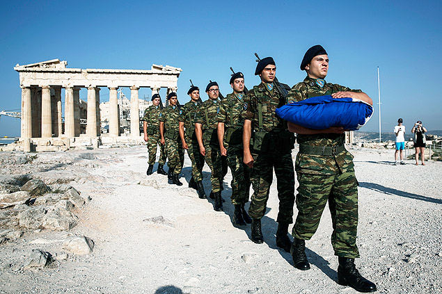 Militares carregam bandeira em frente ao Parthenon, em Atenas