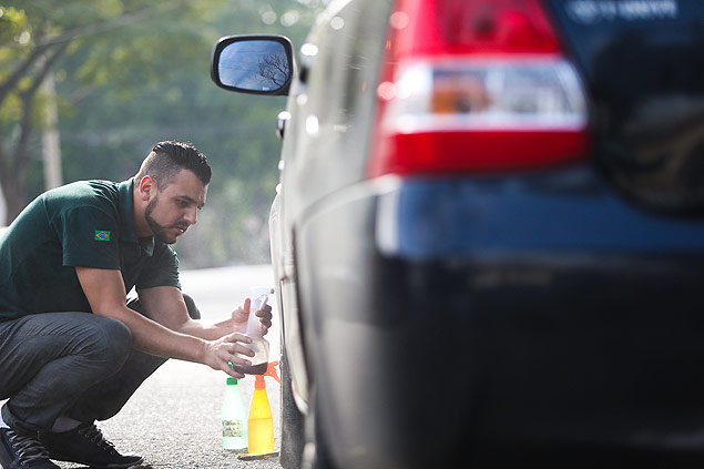 Douglas de Oliveira, 30, usa produtos em vez de gua para lavagem ecolgica de carro
