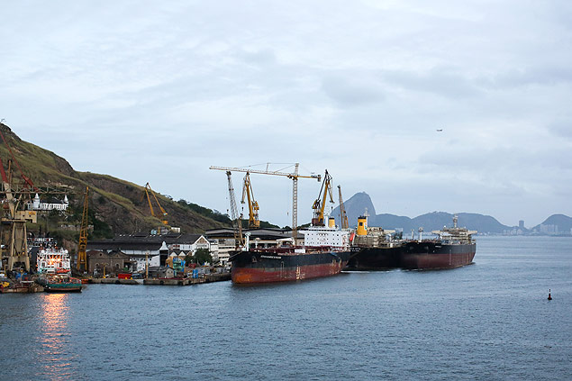 Navios inacabados da Transpetro no estaleiro Mau