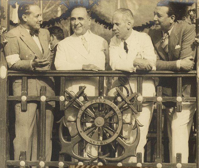 Getulio Vargas e e Carlos Guinle (a esq.) durante inaugurao da estrada Itaipava-Petrpolis, em 1937