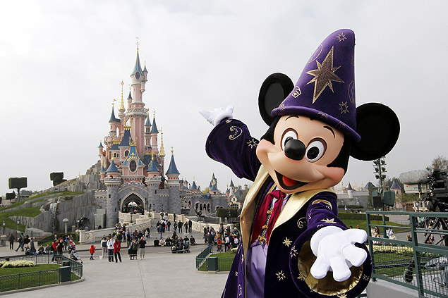 Mickey posa em frente ao Castelo da Bela Adormecida na Disneylndia francesa