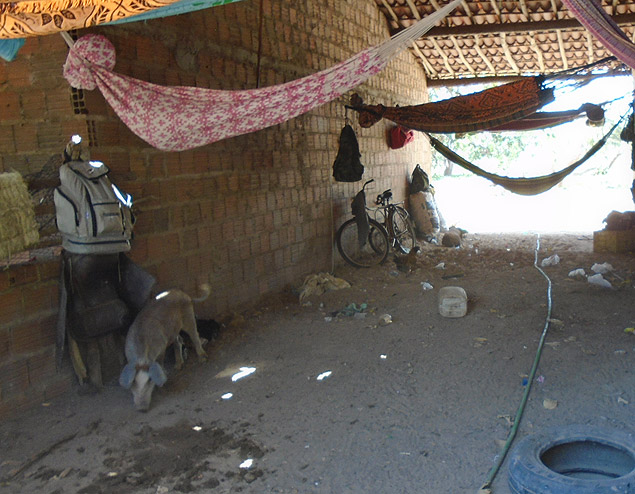 Alojamento de trabalhadores em Lus Correia (PI); espao dividido com porcos