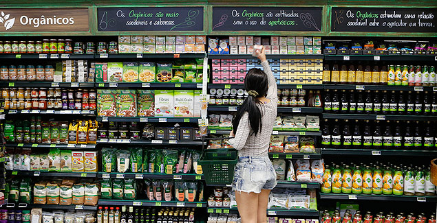 Consumidora escolhe produtos em gndola do Po de Acar, em So Paulo
