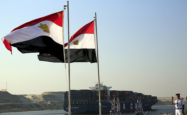 Cargueiro na extenso do canal do Suez, em Ismailia, Egito
