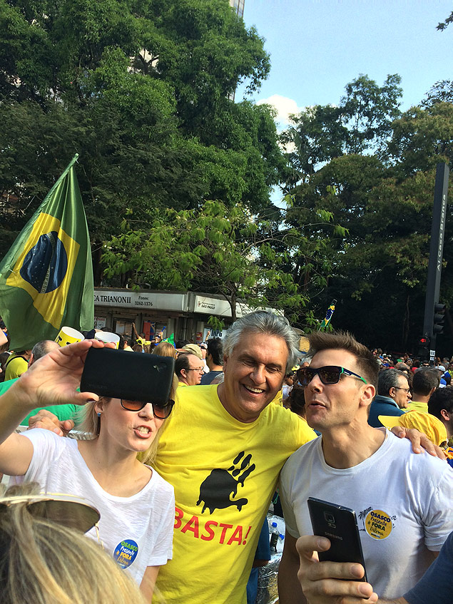 Com camiseta do movimento Vem Pra Rua, o senador Ronaldo Caiado (DEM-GO) faz selfie com apoiadores de sua candidatura a Presidncia nos protestos na avenida Paulista. ( Foto: Mario Cesar Carvalho / Folhapress )