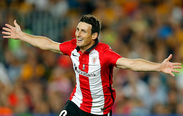 Aritz Aduriz comemora o gol de empate do Athletic Bilbao no segundo jogo da Supercopa da Espanha