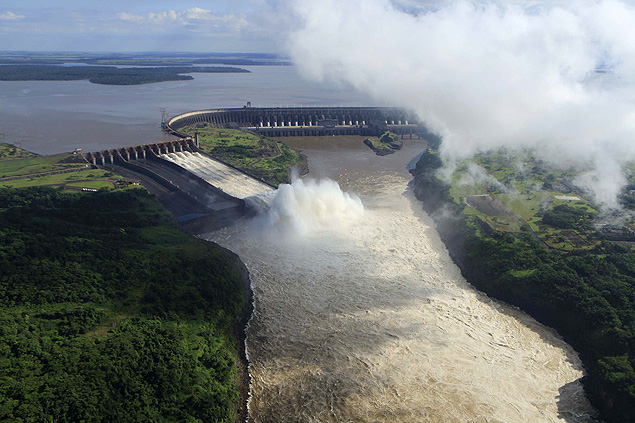 ORG XMIT: 180201_1.tif Vista da Usina Hidreltrica de Itaipu, que passou a fornecer 12% da energia consumida no pas, para evitar sobrecarga no sistema eltrico. Diante das limitaes operacionais nas linhas de transmisso de Furnas, Itaipu perdeu espao no fornecimento de energia. *** The Itaipu dam, the world's second-largest hydroelectric power producer, is seen in the Parana River along the border of Brazil, right, with Paraguay, left, Tuesday, Dec. 15, 2009. The 25-year-old dam provides about 20 percent of Brazil's electricity, and was the largest producer of electricity in the world until China's Three Gorges dam recently surpassed it. (AP Photo/Jorge Saenz) 