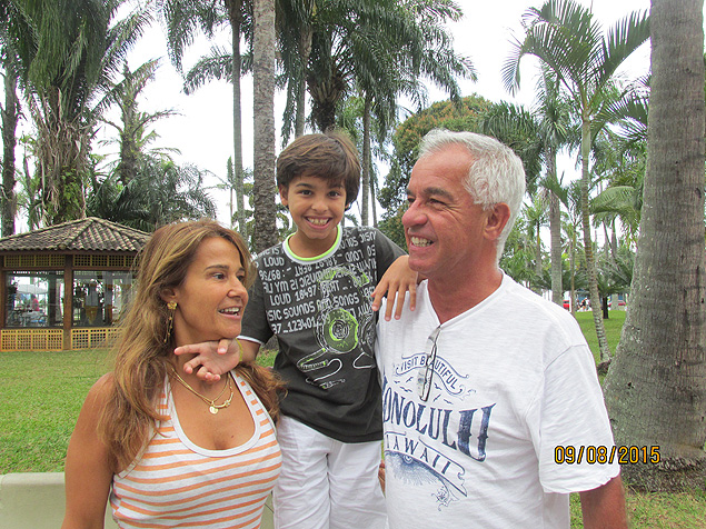 Suzana Barbieri, o marido, Luis Carlos Coelho, 68, e o filho, Rodrigo, 9, em Caraguatatuba (SP). Foto arquivo pessoal ***DIREITOS RESERVADOS. NO PUBLICAR SEM AUTORIZAO DO DETENTOR DOS DIREITOS AUTORAIS E DE IMAGEM***