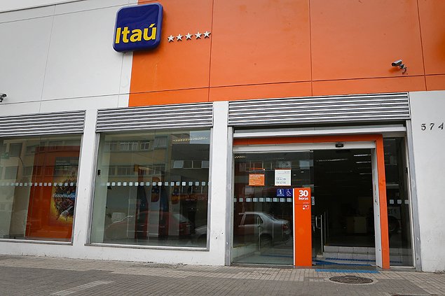 SAO PAULO/SP-BRASIL,12/11/14 - Av. Duque de Caxia- novo modelo de agencia do banco Itau, que nao tem caixa (funcionario), so terminal eletronico e gerente.(Foto: Zanone Fraissat /FOLHAPRESS/COTIDIANO)