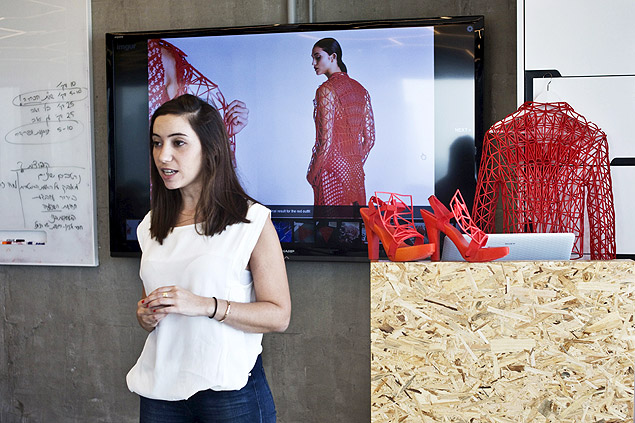 A estudante de designer israelense Danit Peleg fala para blogueiras sobre impressão de roupas em 3D em conferência em Tel Aviv