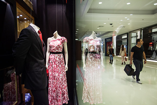 SAO PAULO, SP, BRASIL. 11/06/2013. Movimentacao de compras as vesperas do Dia dos Namorados no Shopping Higienopolis. Produtos de luxo na loja Carolina Herrera. Vestido estampado no valor de 4.280R$.(Fotos: Victor Moriyama/Folhapress, MERCADO)  Folhapress 2013 - Todos os direitos reservados. --- direito do consumidor