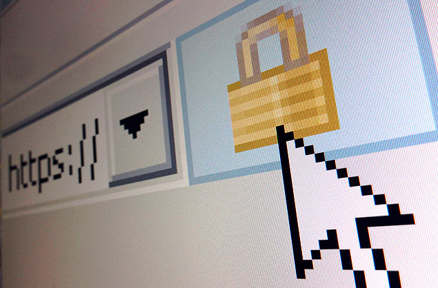 A lock icon, signifying an encrypted Internet connection, is seen on an Internet Explorer browser in a photo illustration in Paris in this April 15, 2014 file photo. A barrage of damaging cyberattacks is shaking up the security industry, with some businesses and organisations no longer assuming they can keep hackers at bay, and instead turning to waging a guerrilla war from within their networks. Picture taken April 15, 2014. REUTERS/Mal Langsdon/Files (FRANCE - Tags: SCIENCE TECHNOLOGY CRIME LAW BUSINESS) ORG XMIT: FIL11 --- direito do consumidor