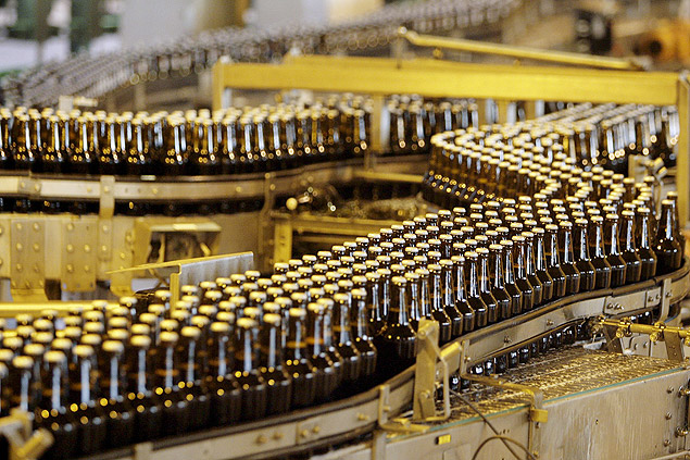 Bottles of beer move along a production line at South African Breweries, owned by SABMiller, in Alrode, South Africa in this April 2, 2009 file photo. Anheuser-Busch InBev has approached rival SABMiller about a takeover that would form a brewing colossus which makes around a third of the beer consumed globally. Belgium's AB InBev - the world's biggest brewer - makes Budweiser, Stella Artois and Corona, while Britain-based SABMiller - the No. 2 player - owns Peroni, Grolsch and Pilsner Urquell beers. REUTERS/Siphiwe Sibeko/Files ORG XMIT: LONX302