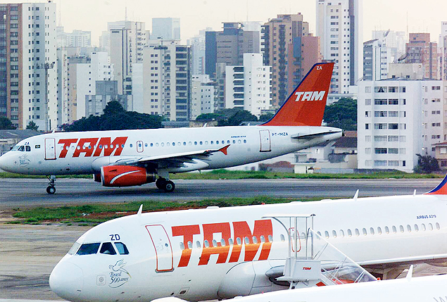 Avies da TAM em aeroporto em So Paulo