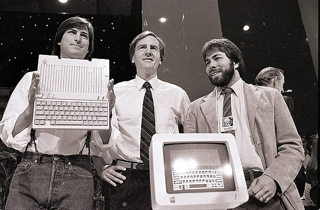 Steve Jobs apresenta o Apple II, em 1977