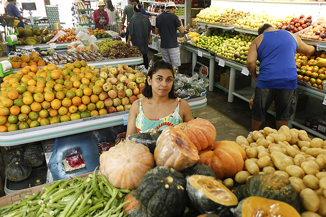 Maria Selma Alves de Oliveira, scia do mini mercado Superao, que vende frutas e legumes na Bela Vista (So Paulo)