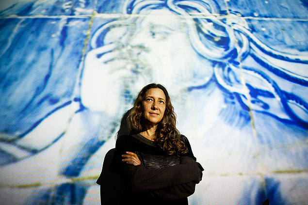 A artista plstica Adriana Varejo inaugura obra no Rio; ela investe em fundo passional