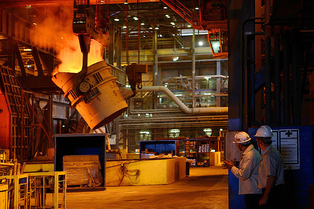 Indústria da CSN onde é feita a transformação de ferro líquido em aço líquido, em Volta Redonda (RJ)