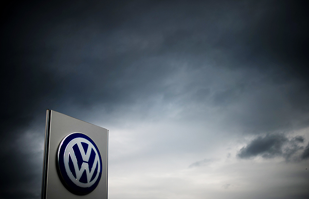 The logo of German car maker Volkswagen can be seen as dark clouds hang in the sky over a Volkswagen trader in Hanover, central Germany, on September 22, 2015. Share prices on the Frankfurt stock exchange fell more than 3.0 percent in midday trading on September 22, 2015, pushed down by index heavyweight Volkswagen, as it ploughed ever deeper into a pollution cheating scandal. AFP PHOTO / DPA / JULIAN STRATENSCHULTE +++ GERMANY OUT ORG XMIT: JST135