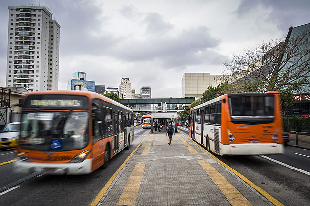 Corredor de ônibus na avenida Eusébio Matoso, na zona oeste de São Paulo