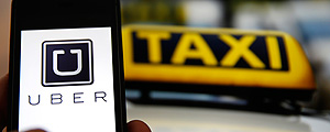 Aplicativo Uber próximo a uma placa de taxi Kai Pfaffenbach - 15.set.2014/Reuters