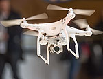 Drone durante voo Bernd Von Jucrszenka/Efe
