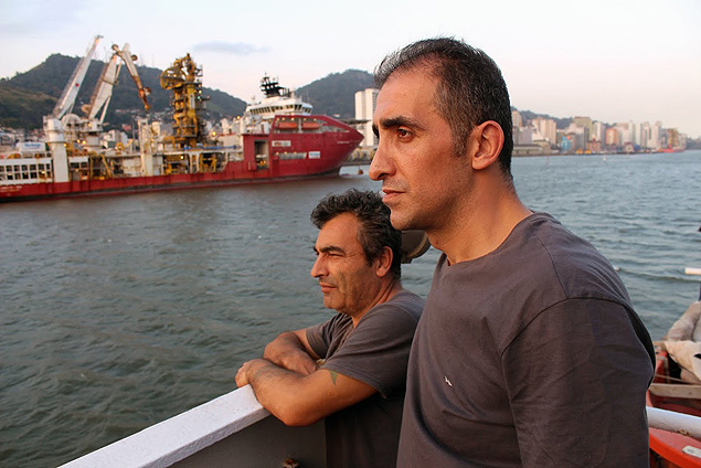 Tripulantes do cargueiro Iron Trader, os turcos Adnan Menderez, 40, e Ali Ozdeniz, 49, estão atracados desde novembro de 2014 no porto de Vitória (ES)
